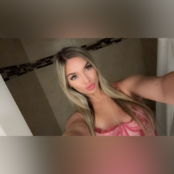 Meet your Posher, Carli - Picture 1 of 1